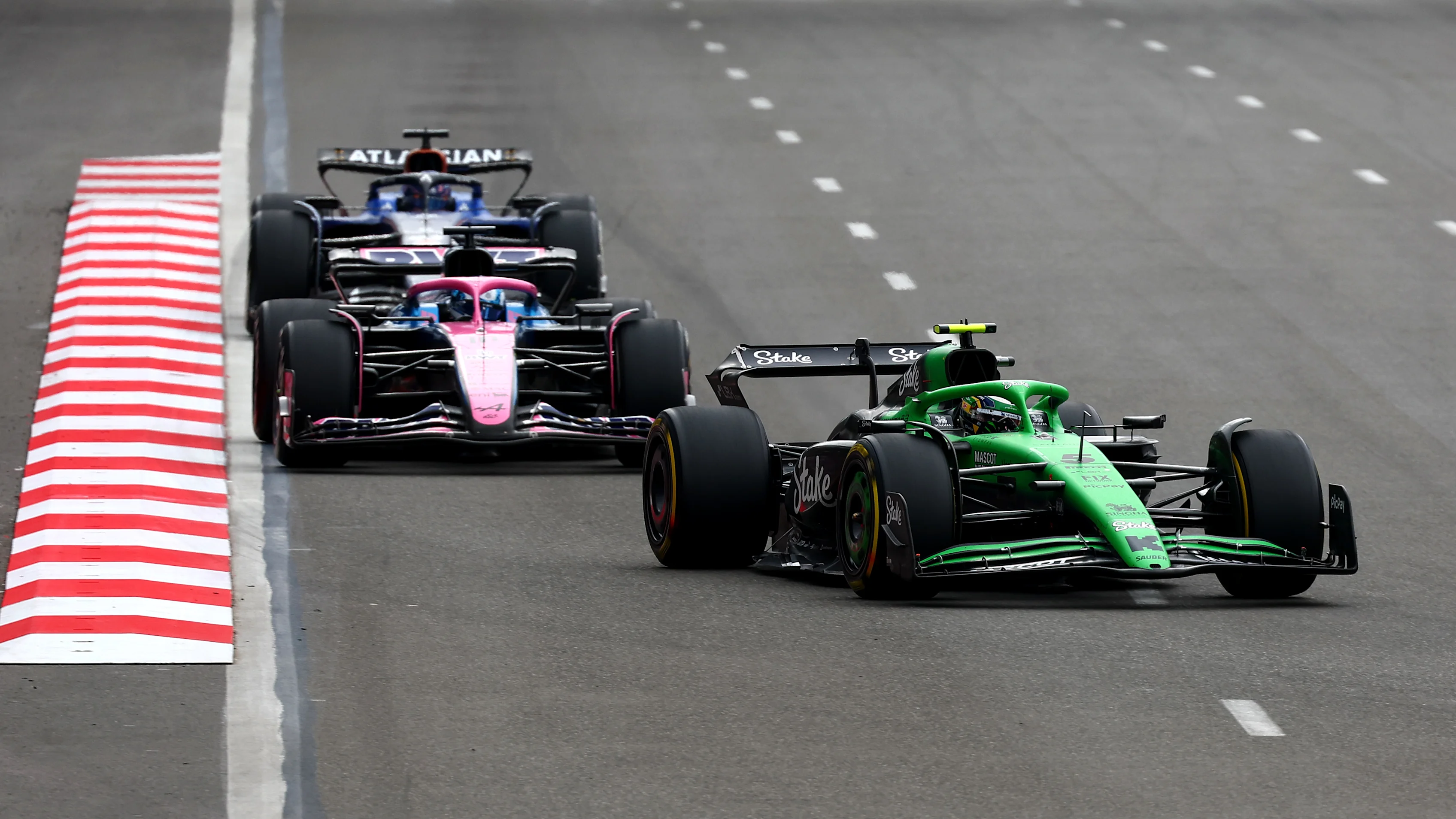 BAKU, AZERBAIJAN - SEPTEMBER 21: Gabriel Bortoleto of Brazil driving the (5) Kick Sauber C45 Ferrari leads Pierre Gasly of France driving the (10) Alpine F1 A525 Renault and Alexander Albon of Thailand driving the (23) Williams FW47 Mercedes on track during the F1 Grand Prix of Azerbaijan at Baku City Circuit on September 21, 2025 in Baku, Azerbaijan. (Photo by Joe Portlock/Getty Images)