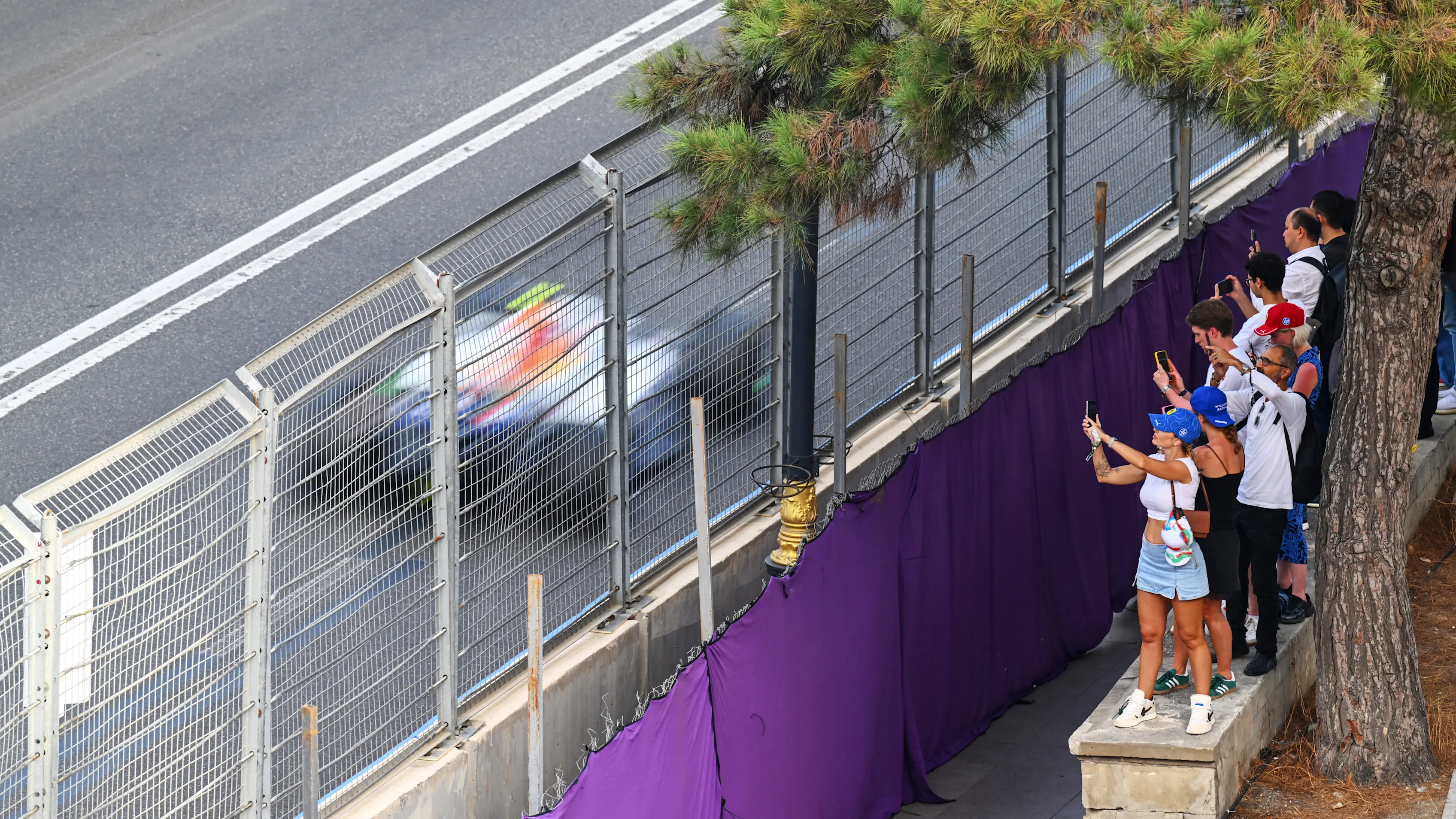BAKU, AZERBAIJAN - SEPTEMBER 19: Fans take photos as Liam Lawson of New Zealand driving the (30)