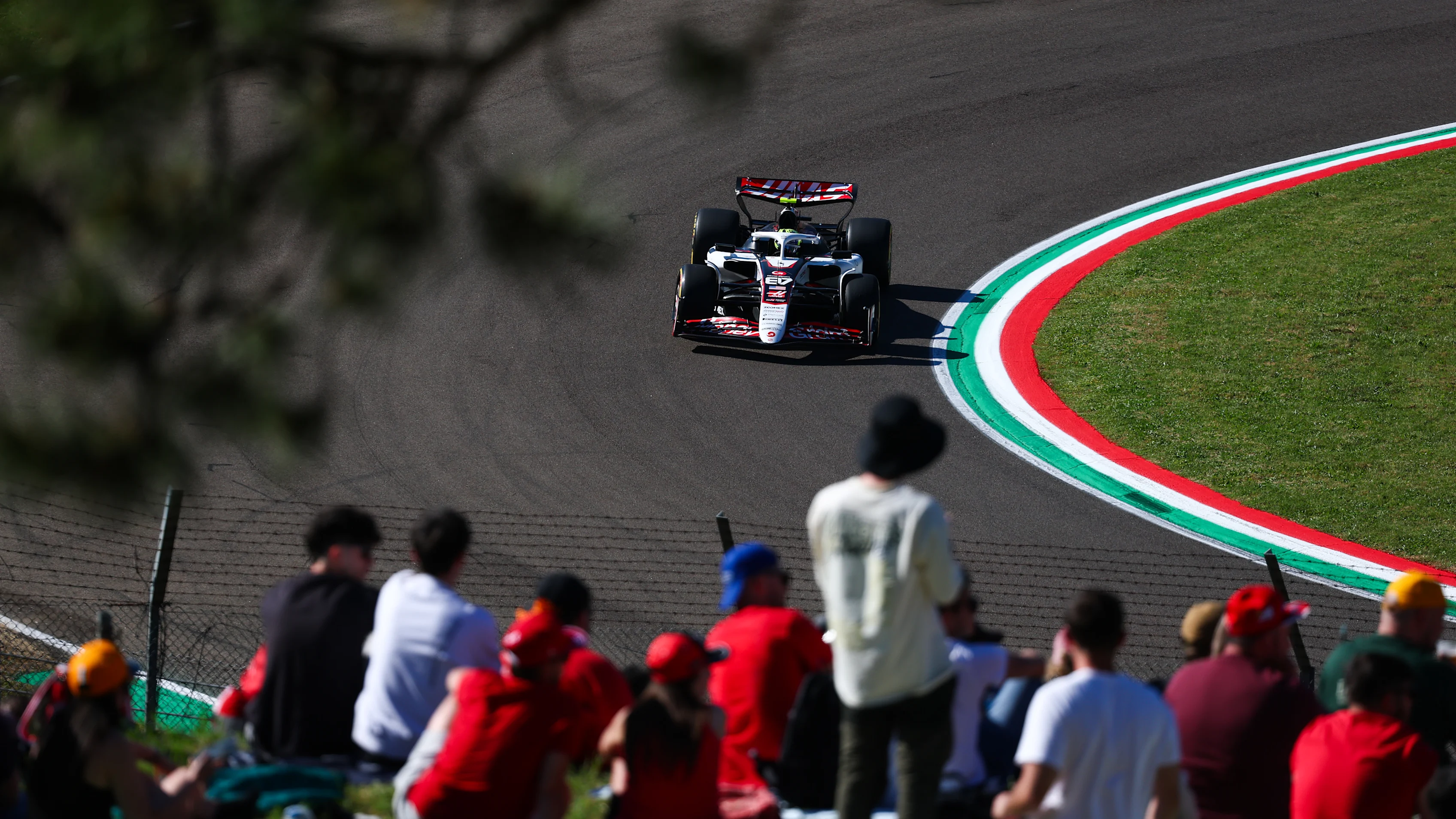 IMOLA, ITALY - MAY 16: Oliver Bearman of Great Britain driving the (87) Haas F1 VF-25 Ferrari on