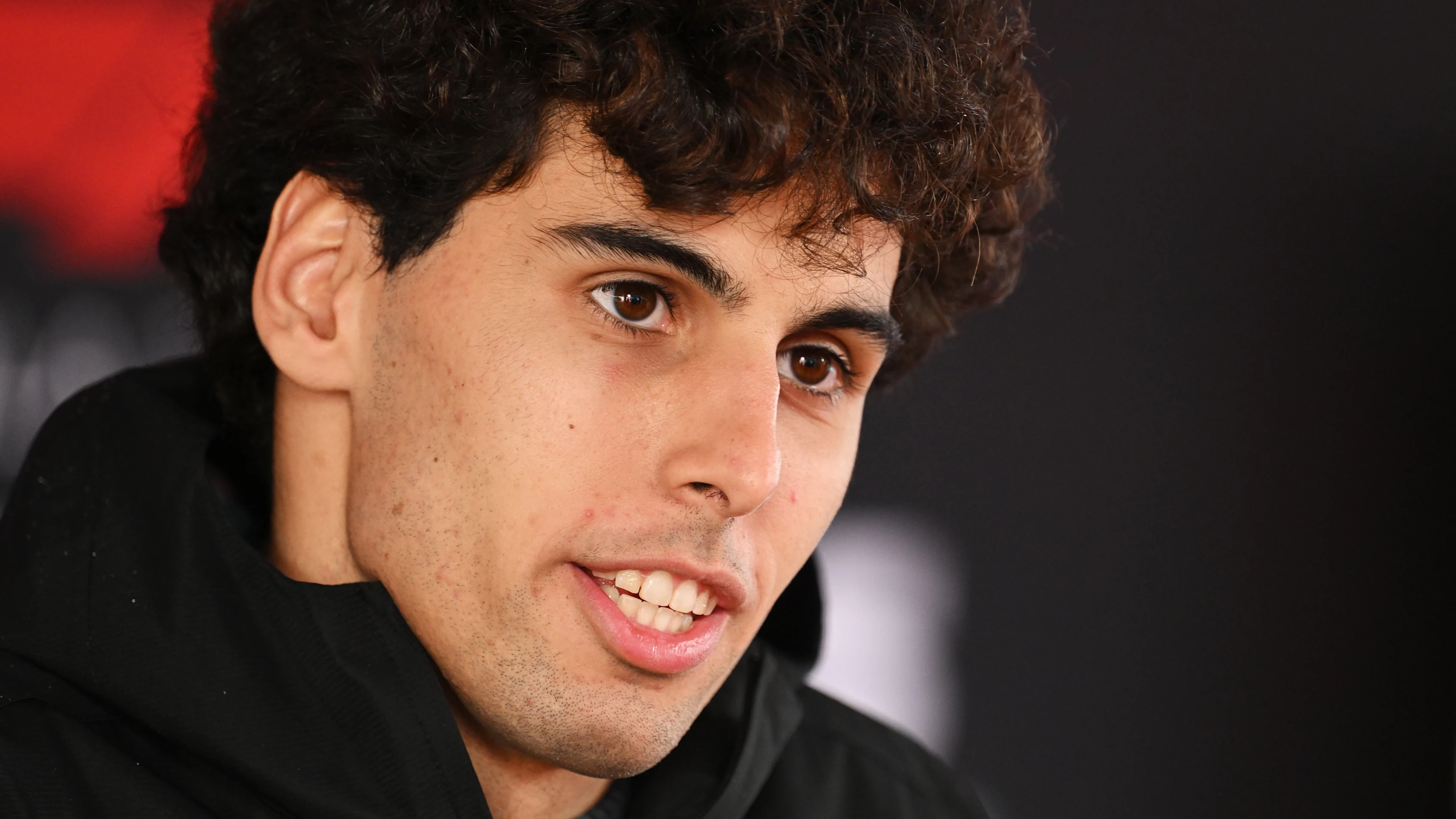 LAS VEGAS, NEVADA - NOVEMBER 19: Gabriel Bortoleto of Brazil and Stake F1 Team Kick Sauber talks to