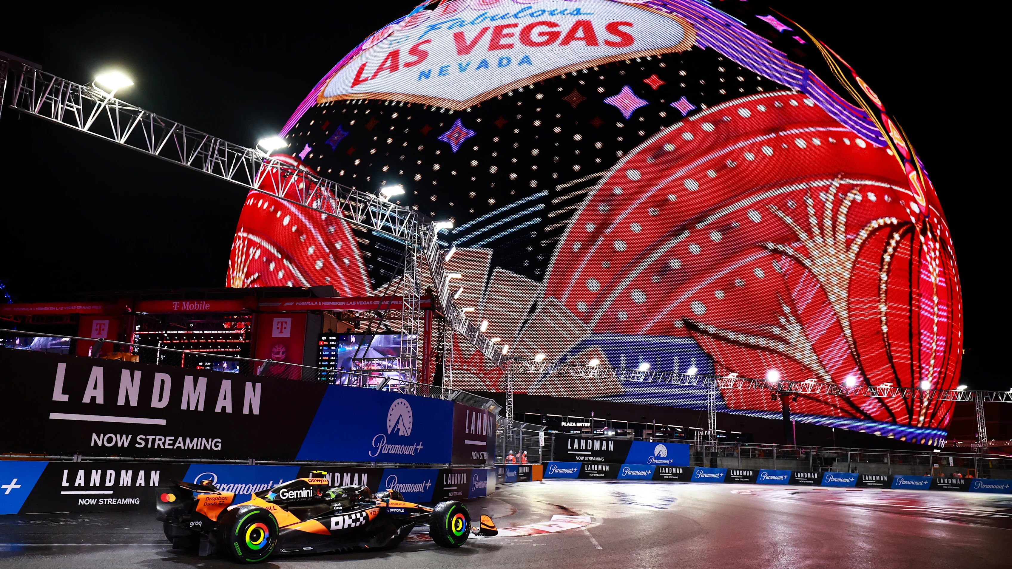 LAS VEGAS, NEVADA - NOVEMBER 21: Lando Norris of Great Britain driving the (4) McLaren MCL39