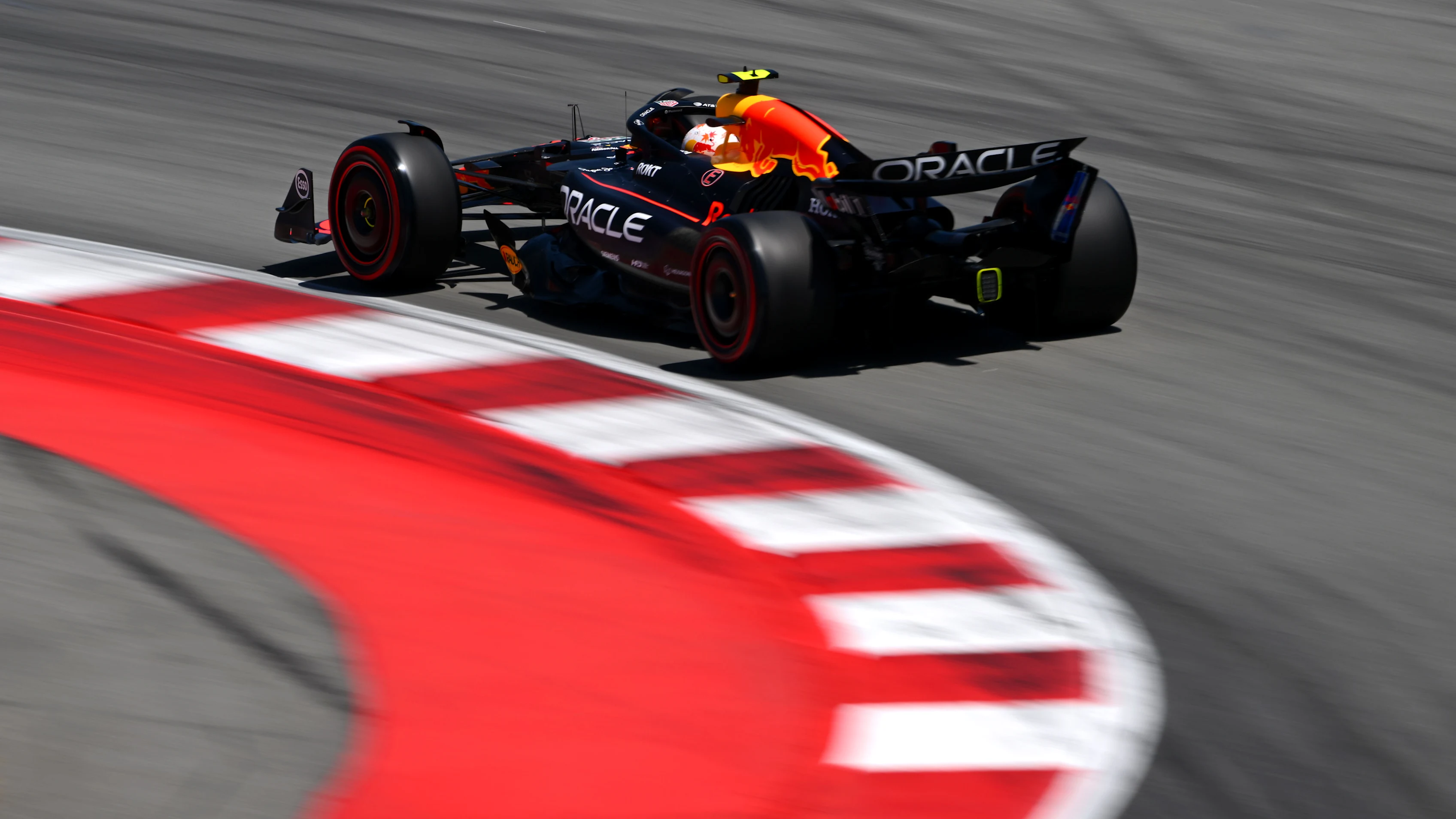 BARCELONA, SPAIN - MAY 31: Yuki Tsunoda of Japan driving the (22) Oracle Red Bull Racing RB21 on