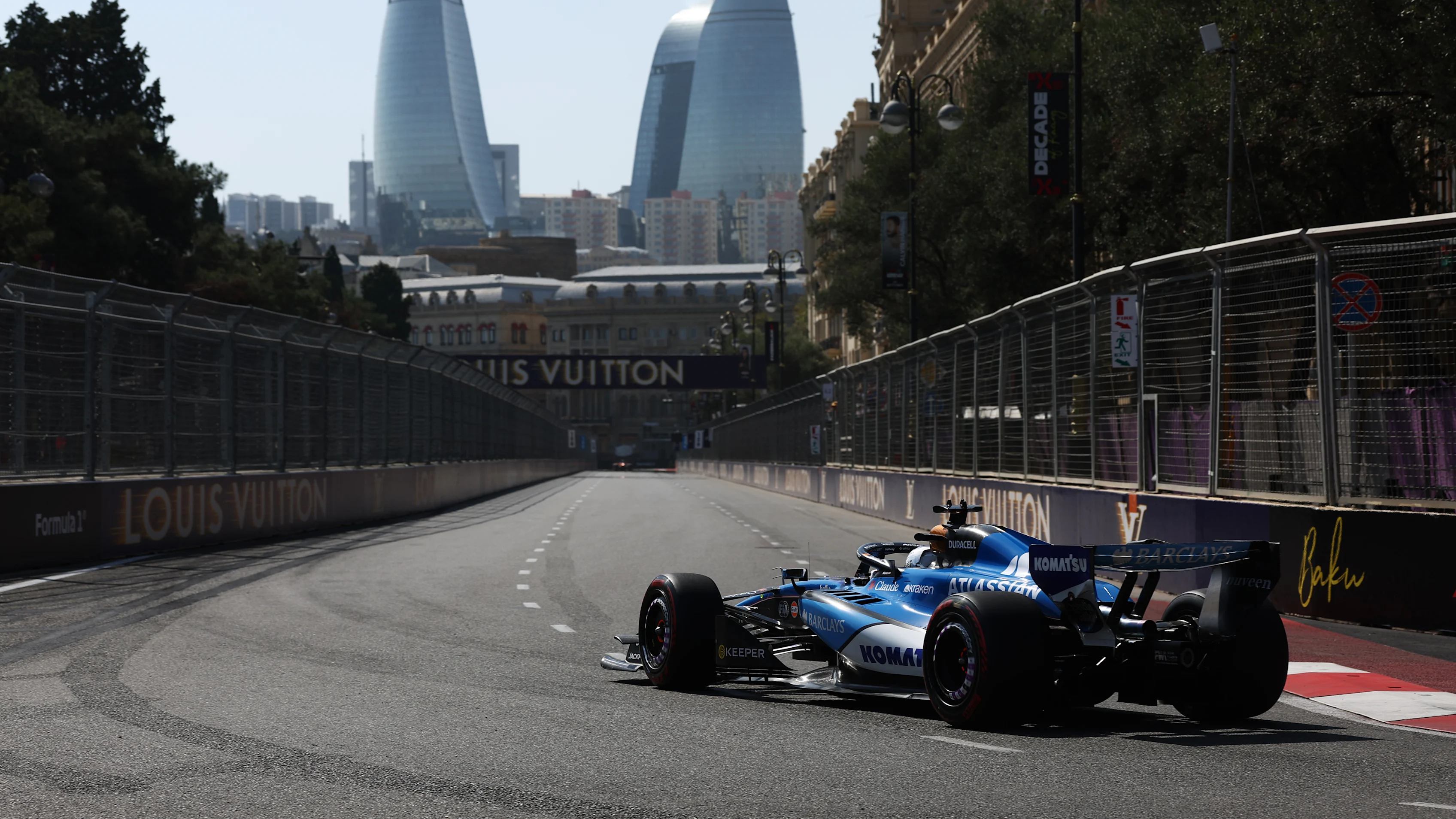 BAKU, AZERBAIJAN - SEPTEMBER 24: Alexander Albon of Thailand driving the (23) Williams FW48