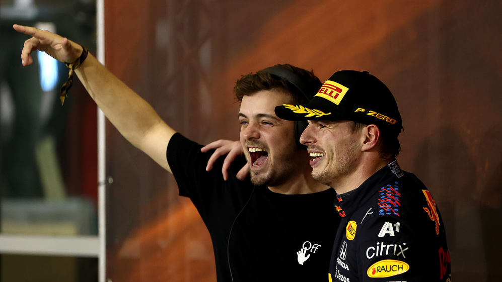 ABU DHABI, EMIRATOS ÁRABES UNIDOS - 12 DE DICIEMBRE: Ganador de la carrera y campeón mundial de pilotos de F1 2021 Max