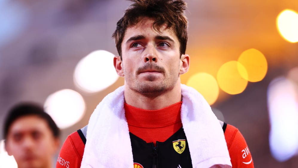 BAHREIN, BAHREIN - 5 DE MARZO: Charles Leclerc de Mónaco y Ferrari se preparan para conducir en la parrilla