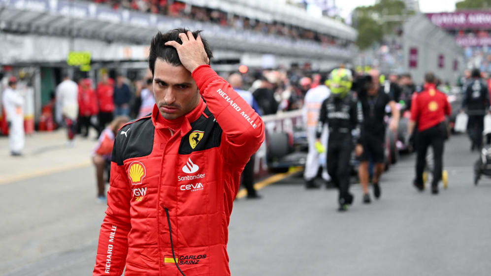 El piloto español de Ferrari Carlos Sainz Jr reacciona después de la sesión de clasificación de Fórmula 2023