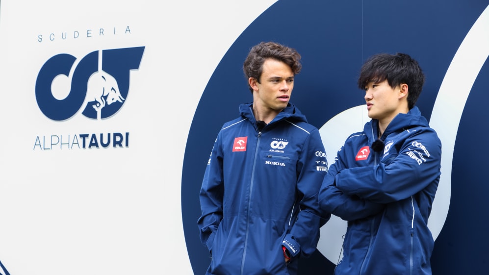 MELBOURNE, AUSTRALIA - 2023/03/29: Nyck de Vries de Holanda (izquierda) y Yuki Tsunoda de Japón