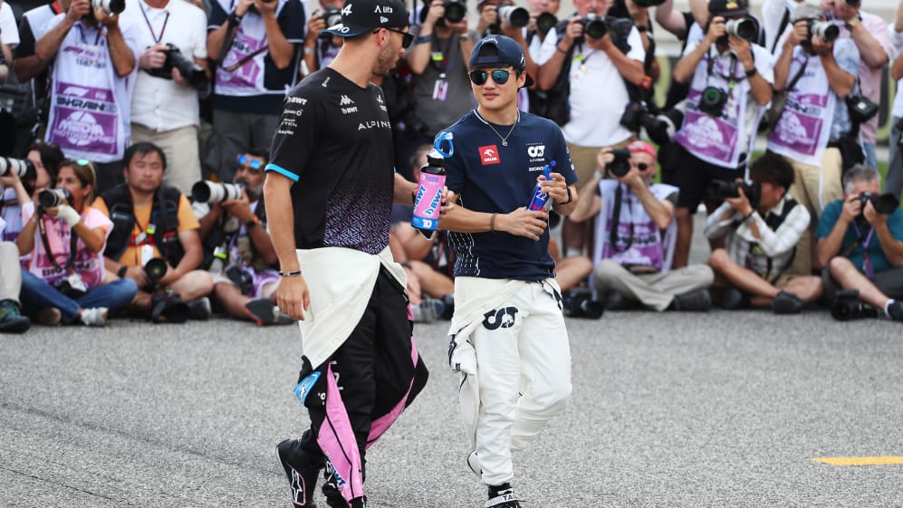 BAHREIN, BAHREIN - 5 DE MARZO: Pierre Gasly de Francia y Alpine F1 y Yuki Tsunoda de Japón y