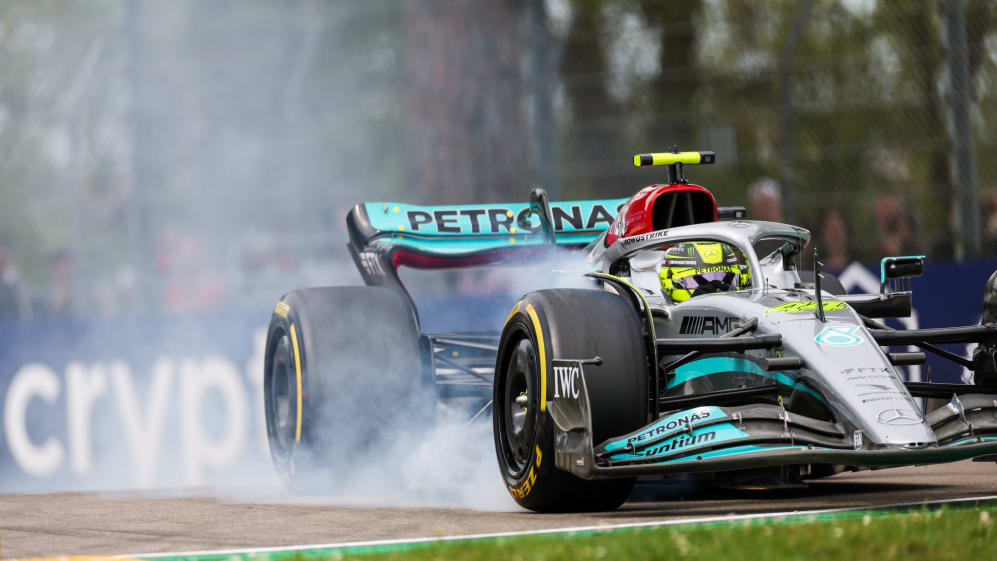 IMOLA, ITALIA - 23 DE ABRIL: Lewis Hamilton de Mercedes y Gran Bretaña te bloquea durante el sprint