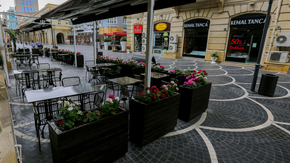 BAKU, AZERBAIYÁN - 21 DE JUNIO: Los cafés y restaurantes están cerrados durante el cierre debido al coronavirus