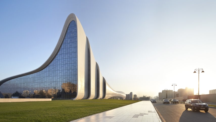 Centro Cultural Heydar Alijev, Bakú, Azerbaiyán.  Arquitecto: Zaha Hadid Architects, 2013. Ver con