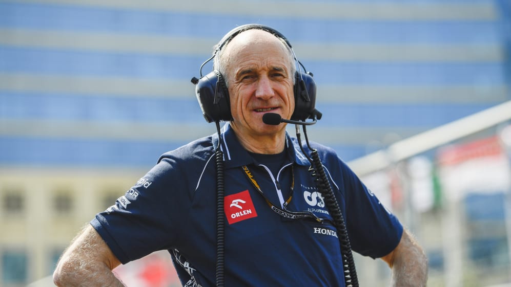 BAKU, AZERBAIYÁN - 30 DE ABRIL: El director del equipo Scuderia AlphaTauri, Franz Tost, mira por delante de la F1