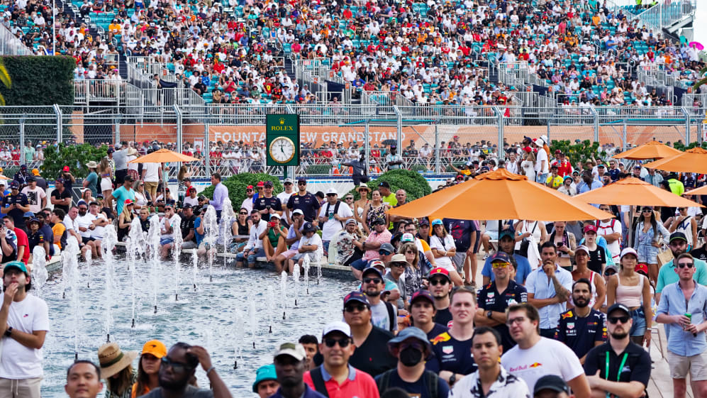 MIAMI GARDENS, FL - 8 DE MAYO: Los fans ocupan la pista cerca del podio después de la primera carrera del