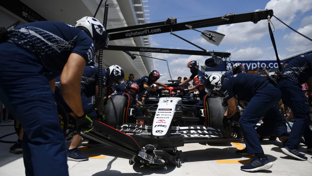 MIAMI, FL - 06 DE MAYO: Una vista detallada mientras el equipo de Mercedes trabaja con pistolas de ruedas en Pitlane