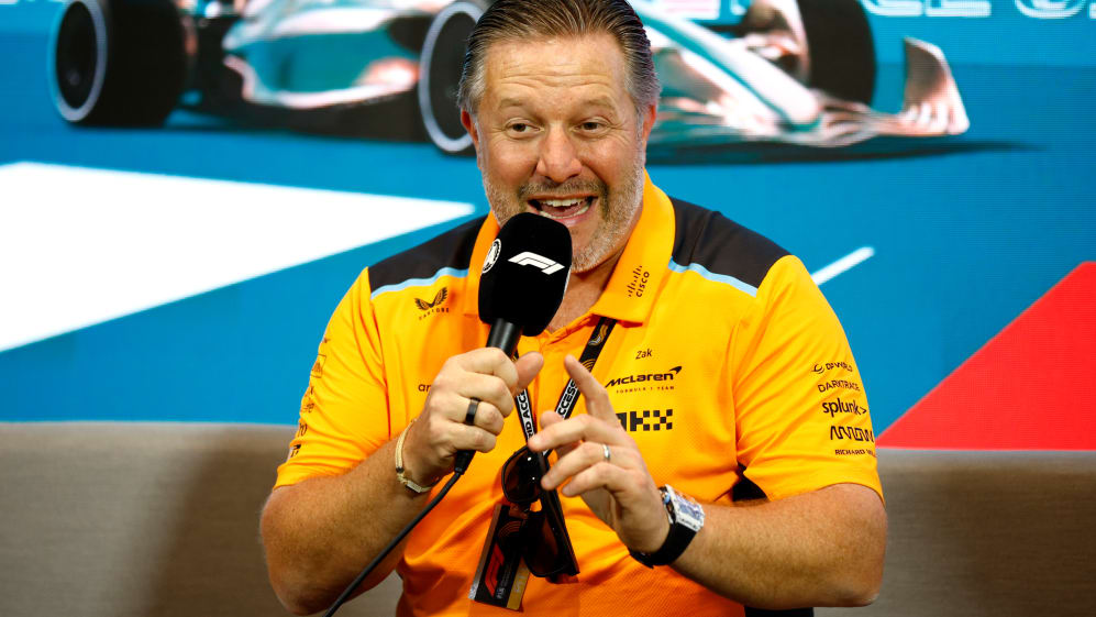 MIAMI, FL - 05 DE MAYO: El director general de McLaren, Zak Brown, asiste a los líderes de equipo