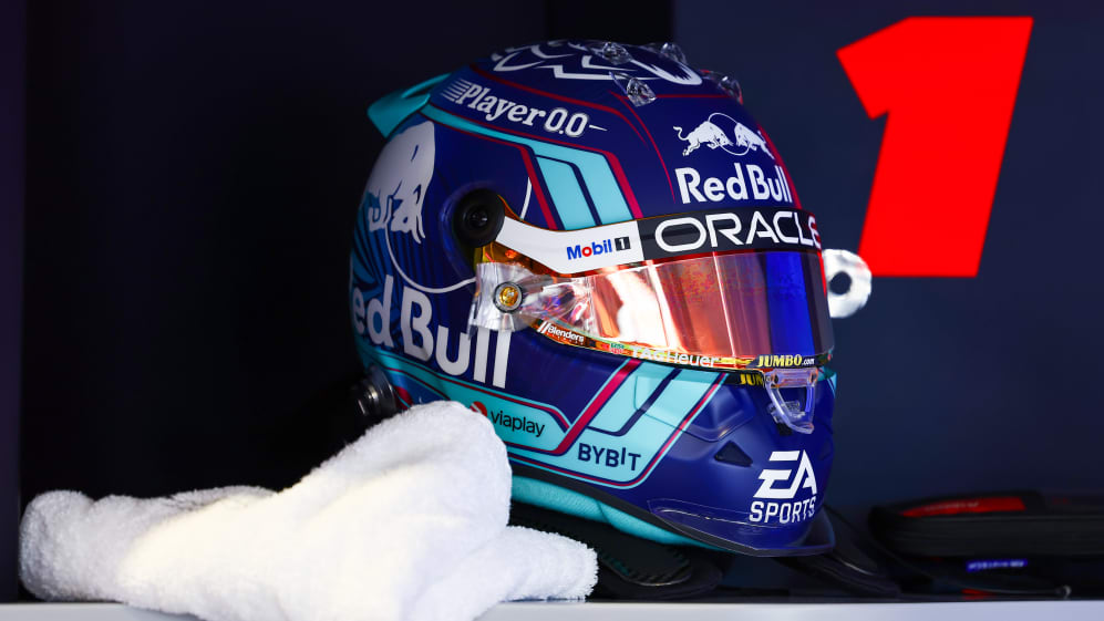 MIAMI, FL - 05 DE MAYO: El casco de carreras de Max Verstappen de Holanda y Oracle Red Bull