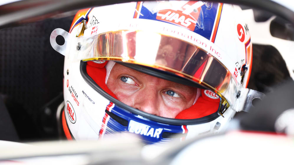 MIAMI, FL - 5 DE MAYO: Kevin Magnussen de Dinamarca y Haas F1 se preparan para conducir en el garaje