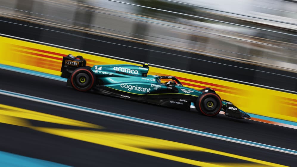 MIAMI, FL - 06 DE MAYO: Fernando Alonso de España conduciendo el (14) Aston Martin AMR23 Mercedes en