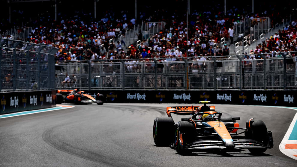 MIAMI, FL - 07 DE MAYO: Lando Norris de Gran Bretaña conduciendo el (4) McLaren MCL60 Mercedes en