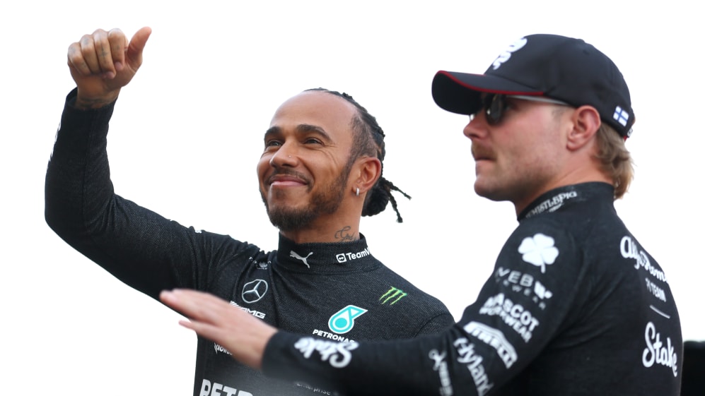 BAHREIN, BAHREIN - 5 DE MARZO: Lewis Hamilton de Gran Bretaña y Mercedes y Valtteri Bottas de