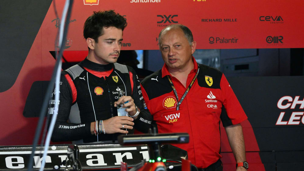 El piloto monegasco de Ferrari, Charles Leclerc (L), habla con el director del equipo Ferrari, Frederic