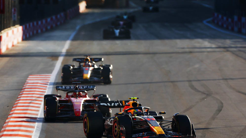 MIAMI, FLORIDA - 07 Mei: Charles Leclerc dari Monaco mengemudikan (16) Ferrari SF-23 di trek selama