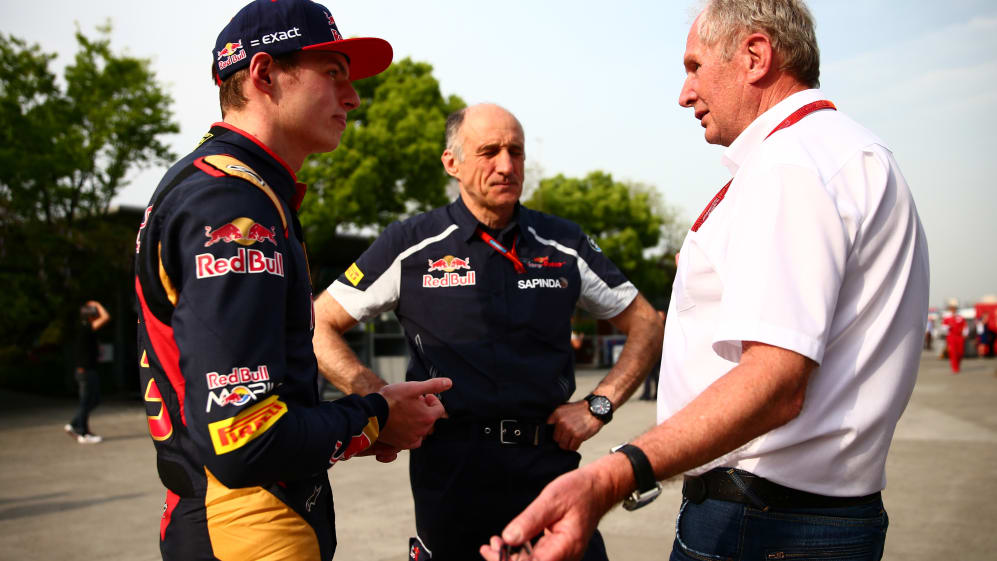 SHANGHAI, CHINA - 17 DE ABRIL: Max Verstappen de Holanda y Scuderia Toro Rosso habla con Red