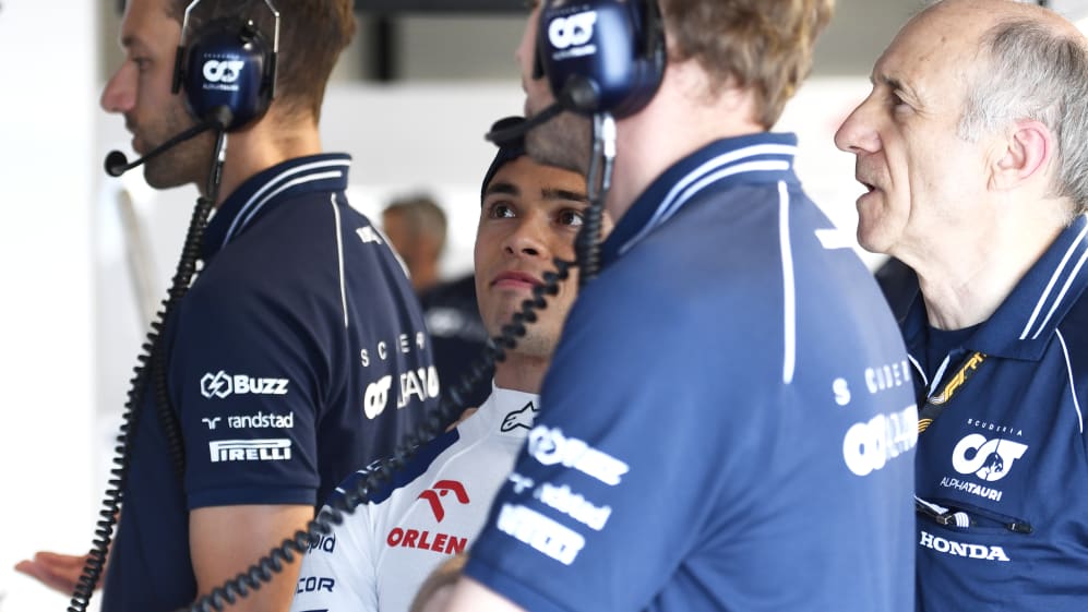 MIAMI, FLORIDA - 06 DE MAYO: El director del equipo Scuderia AlphaTauri Franz Tost y Nyck de Vries de