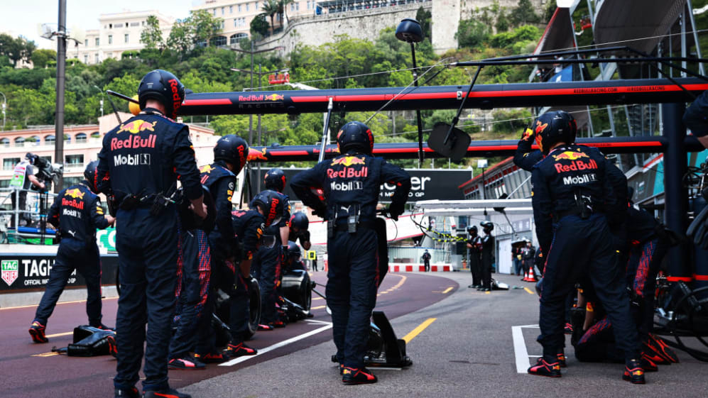 MONTE-CARLO, MÓNACO - 23 DE MAYO: El equipo de boxes de Red Bull Racing se prepara para una parada en boxes durante la F1