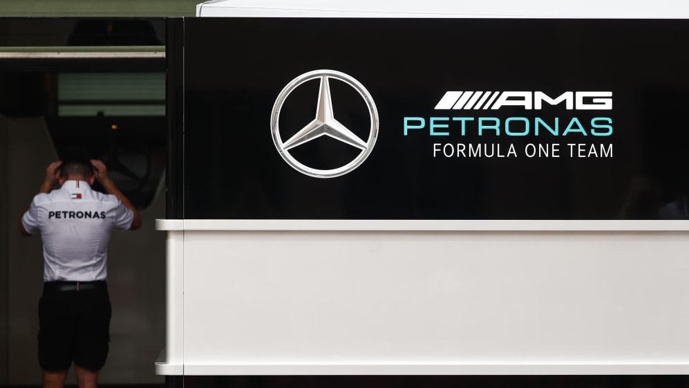 El logo del equipo Mercedes se ve en el paddock antes del Gran Premio de Fórmula 1 de Abu Dhabi en Yas Marina