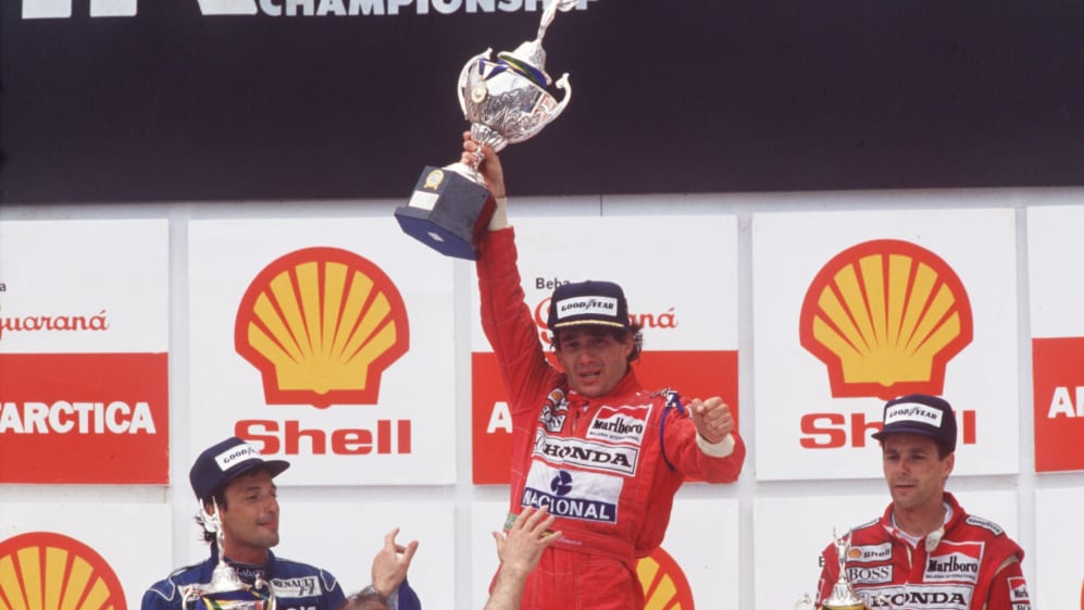 1991: AYRTON SENNA DE BRASIL CELEBRA DESPUÉS DE GANAR EL GRAN PREMIO DE BRASIL DE 1991.  SENNA SIGUE