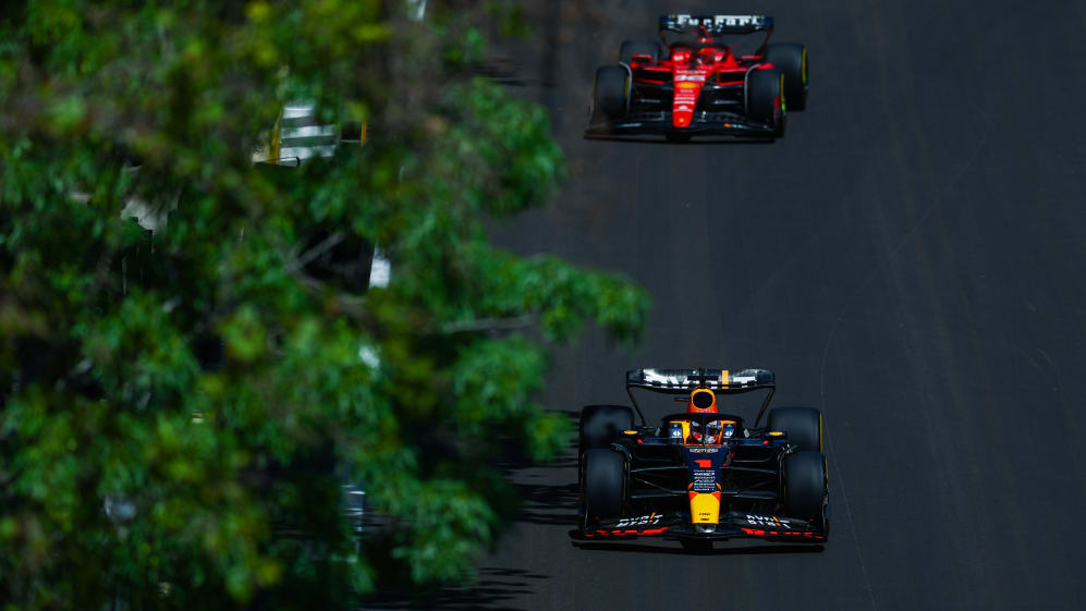 BAKU, AZERBAIYÁN - 29 DE ABRIL: Max Verstappen de los Países Bajos conduciendo el (1) Oracle Red Bull