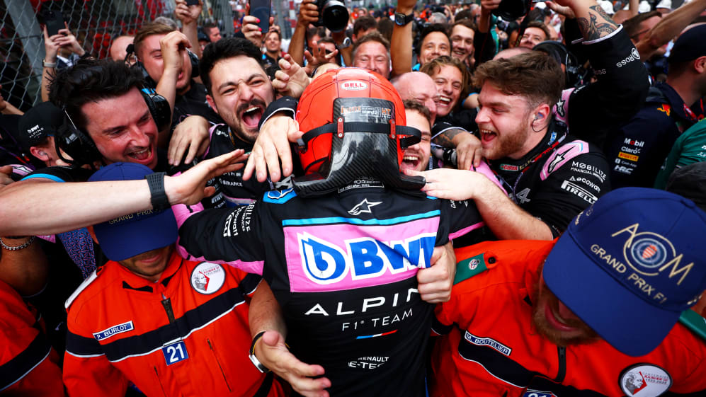 MONTE-CARLO, MÓNACO - 28 DE MAYO: El tercer clasificado Esteban Ocon de Francia y Alpine F1 celebra en el parque