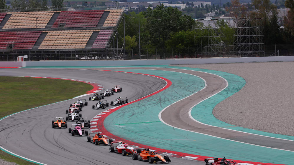 BARCELONA, ESPAÑA - 21 DE MAYO: Lena Buhler de Suiza y ART Grand Prix (7) lidera a Hamda Al Qubaisi