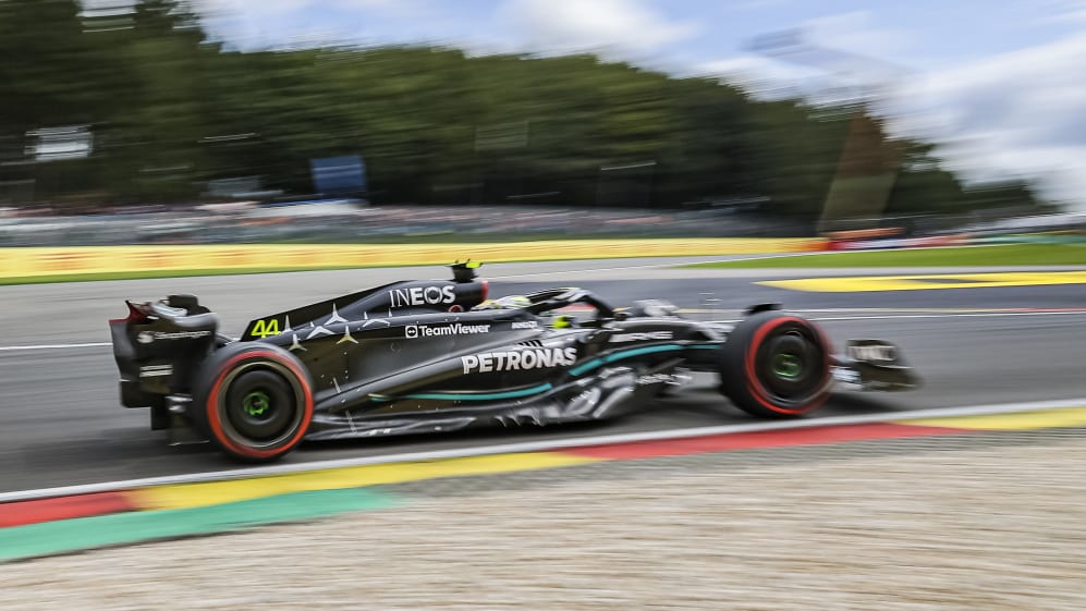 Lewis Hamilton de Gran Bretaña conduciendo el auto de carreras número 44, un W14 de Mercedes AMG Petronas F1