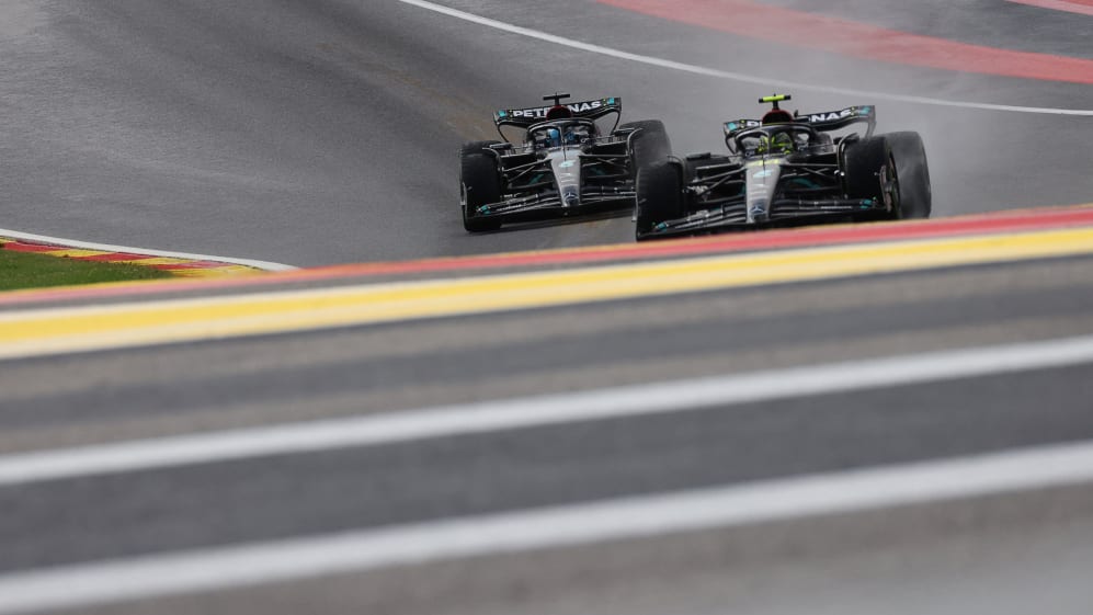 El piloto británico de Mercedes Lewis Hamilton (R) y el piloto británico de Mercedes George Russell compiten