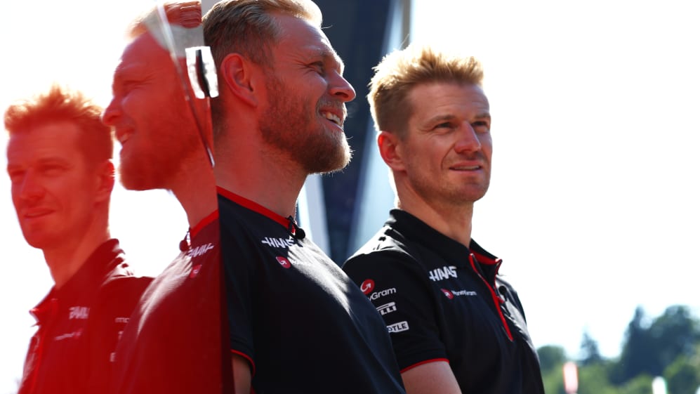 SPIELBERG, AUSTRIA - 29 DE JUNIO: Kevin Magnussen de Dinamarca y Haas F1 y Nico Hulkenberg de Alemania