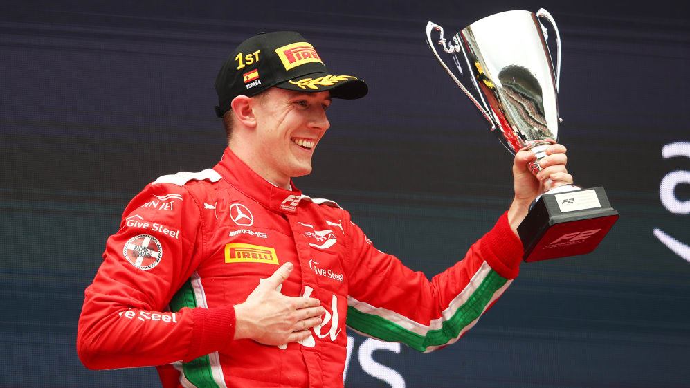 BARCELONA, ESPAÑA - 3 DE JUNIO: El ganador de la carrera Frederik Vesti de Dinamarca y PREMA Racing (7) celebran