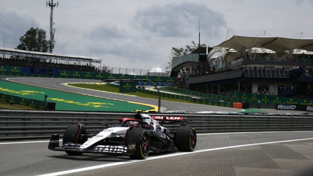 SAO PAULO, BRASIL - 03 DE NOVIEMBRE: Yuki Tsunoda de Japón conduciendo la (22) Scuderia AlphaTauri AT04 en
