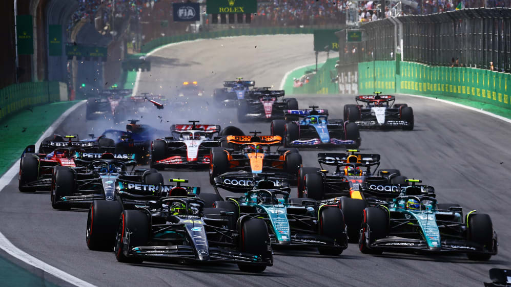 SÃO PAULO, BRASIL - 05 DE NOVEMBRO: Lewis Hamilton da Grã-Bretanha dirigindo o (44) Mercedes AMG