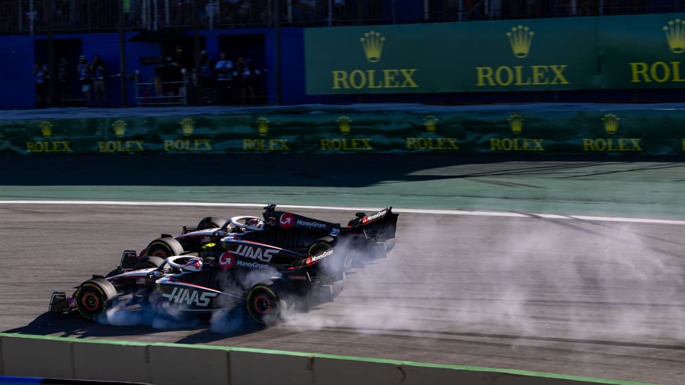 SAO PAULO, BRASIL - 4 DE NOVIEMBRE: Los pilotos de Haas Kevin Magnussen y Nico Hulkenberg se enfrentan en