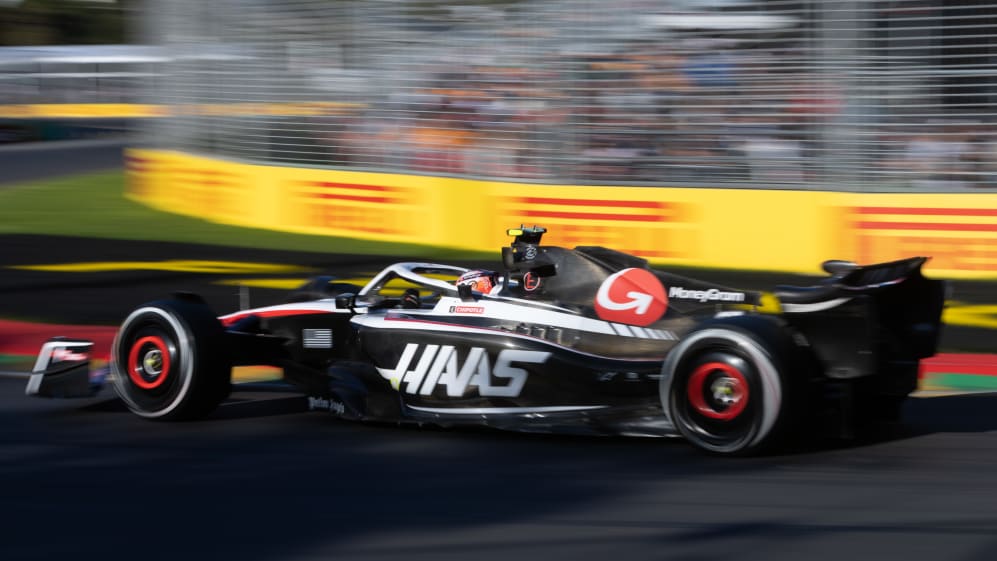 MELBOURNE, AUSTRALIA - 2 DE ABRIL: Nico Hulkenberg de Alemania conduce el Haas F1 VF-23 Ferrari en carrera