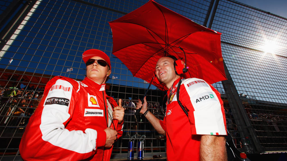 MELBOURNE, AUSTRALIA - 29 DE MARZO: Kimi Raikkonen (L) de Finlandia y Ferrari se ven en la parrilla