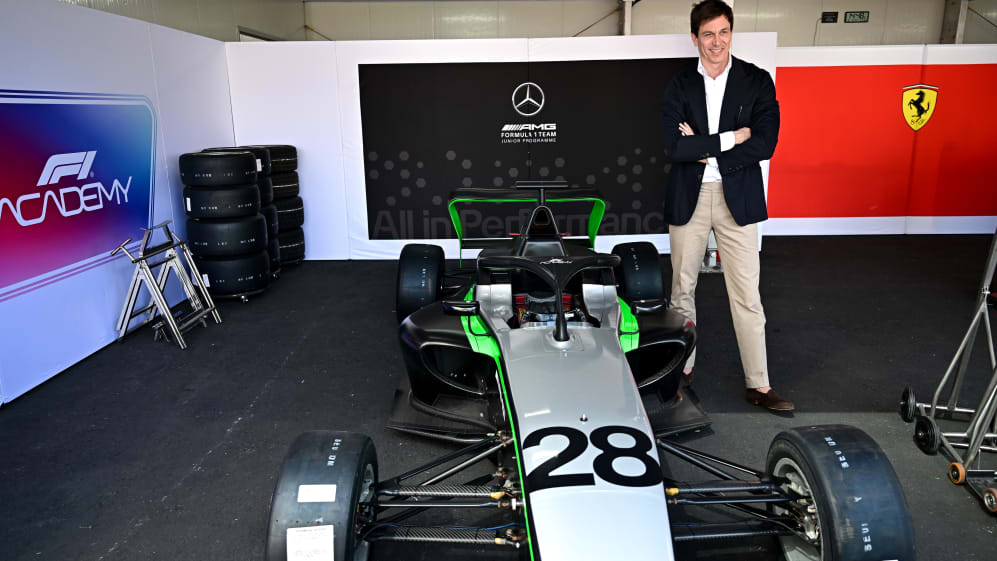 JEDDAH, ARABIA SAUDITA - 6 DE MARZO: El director ejecutivo de Mercedes GP, Toto Wolff, posa para una foto con