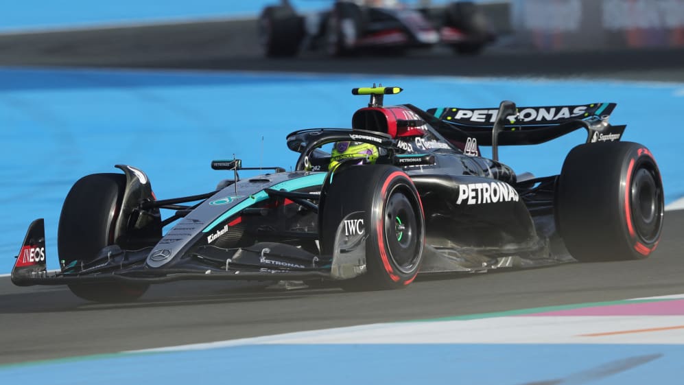 El piloto británico de Mercedes, Lewis Hamilton, conduce durante la tercera sesión de entrenamientos del saudí.