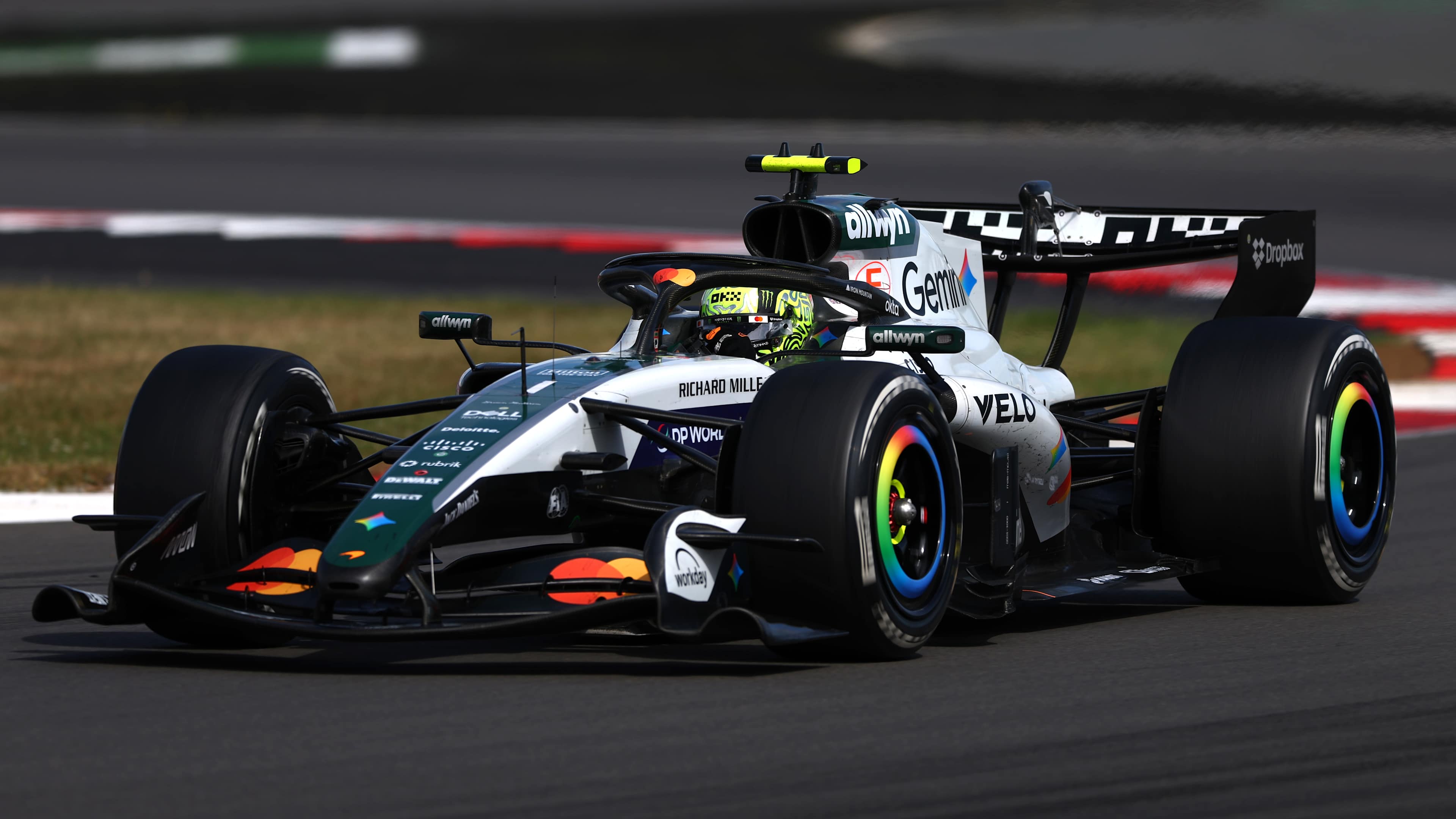 Charles Leclerc vence GP da Grã-Bretanha em prova marcada por caos e novas tecnologias