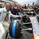 Terry Crews on the grid with the car of Max Verstappen