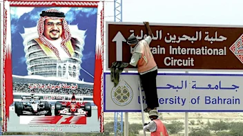 MANAMA, BAHRAIN - MARCH 31:    Motorsport / Formel 1: GP von Bahrain 2004, Manama; Werbeplakat mit