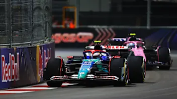 LAS VEGAS, NEVADA - NOVEMBER 21: Yuki Tsunoda of Japan driving the (22) Visa Cash App RB VCARB 01