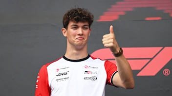 SINGAPORE, SINGAPORE - OCTOBER 04: Oliver Bearman of Great Britain and Haas F1 gives a thumbs up